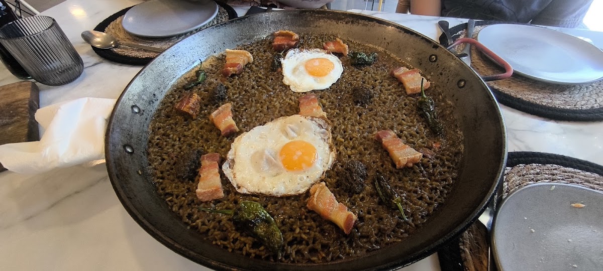 Arroz negro con huevo