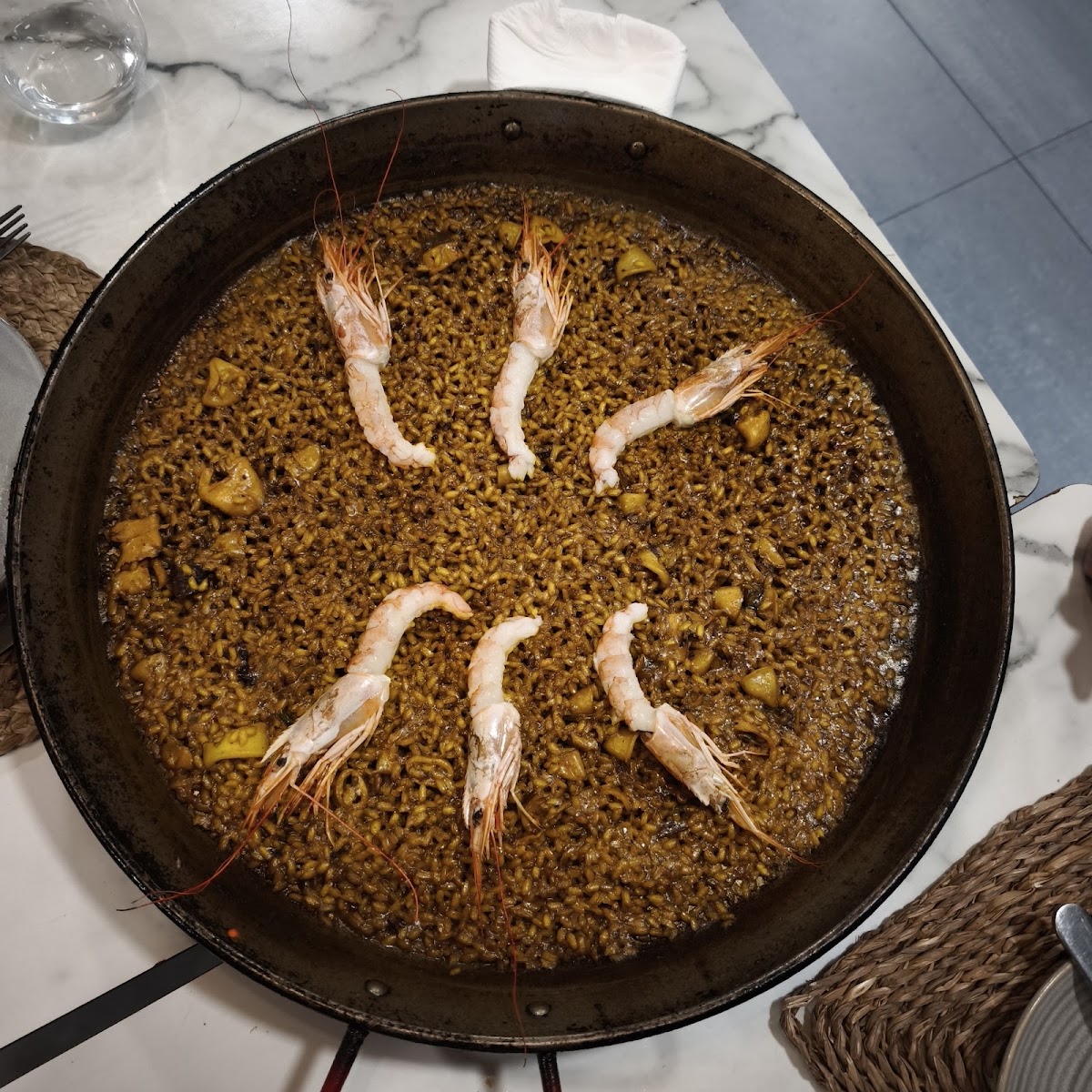 Arroz con gambas en paellera