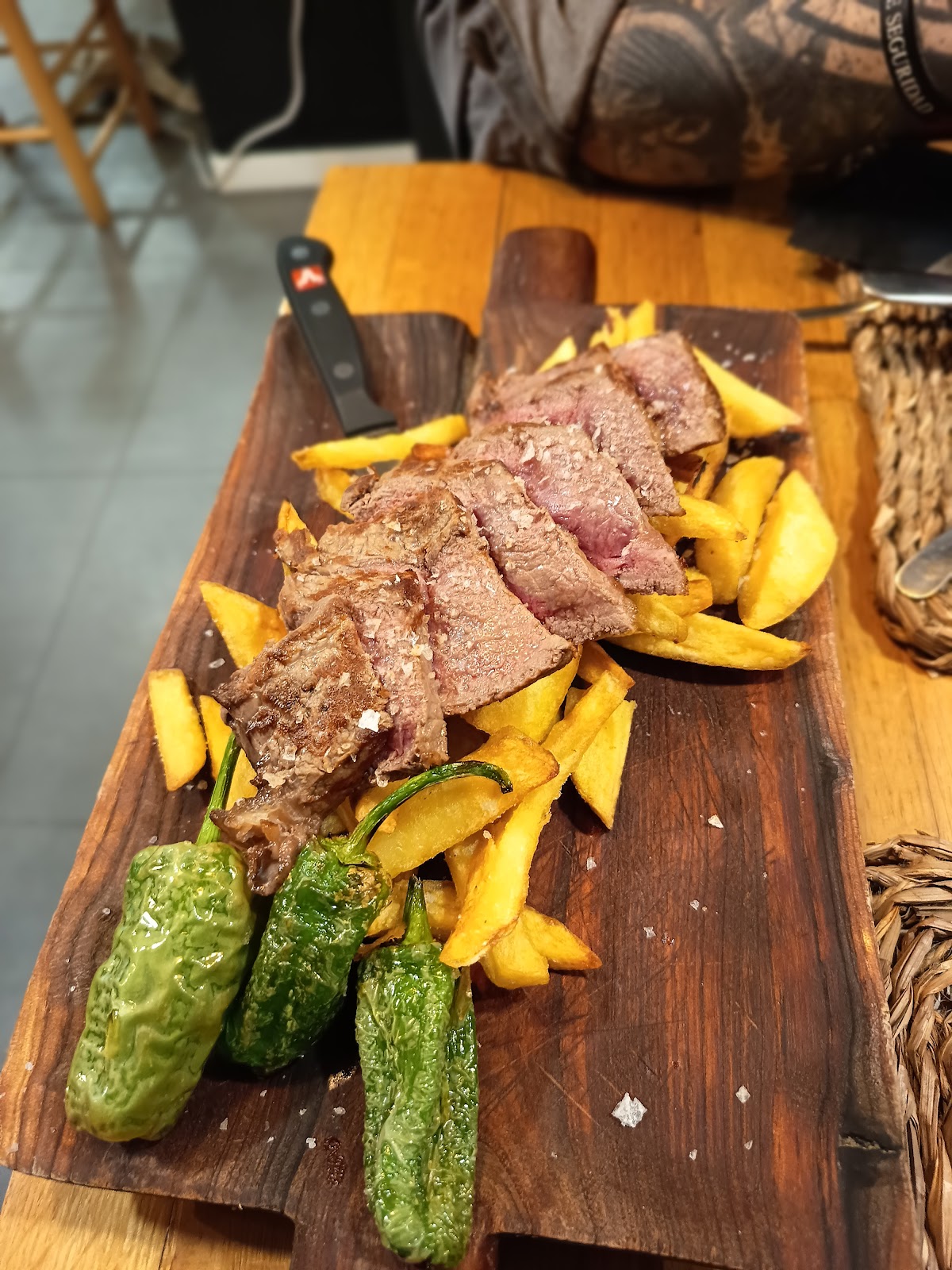 Carne con patatas y pimientos en tabla