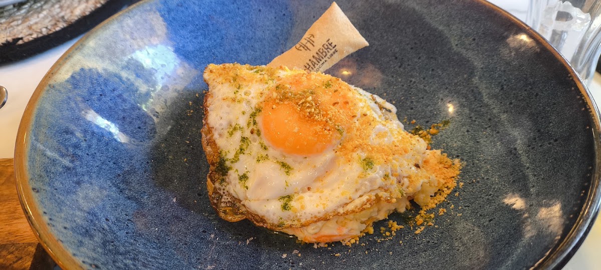 Plato hondo con huevo